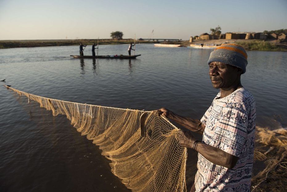 Un pescatore al porto di Mongu, in Zambia