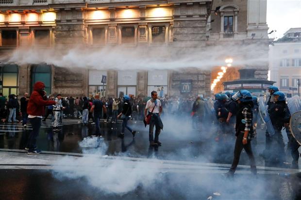 Tafferugli tra polizia e manifestanti No Green pass a Roma
