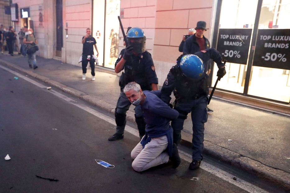 Tafferugli tra polizia e manifestanti No Green pass a Roma. eloni e Salvini: solidarietà, ma via Lamorgese La ministra: inquietante carica eversiva, reazione equilibrata