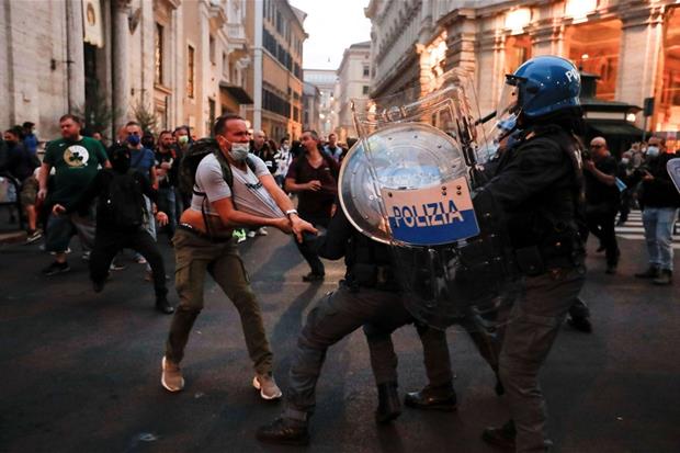 Tafferugli tra polizia e manifestanti No Green pass a Roma