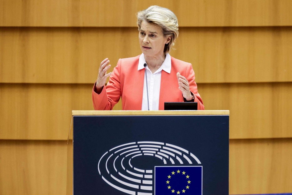 Ursula von der Leyen parla al Parlamento Europeo