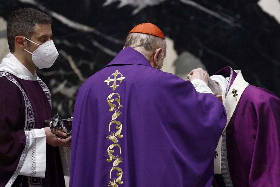 Papa Francesco ha ricevuto le ceneri sul capo dal cardinale Angelo Comastri, arciprete della basilica di San Pietro, nel tradizionale rito di avvio della Quaresima