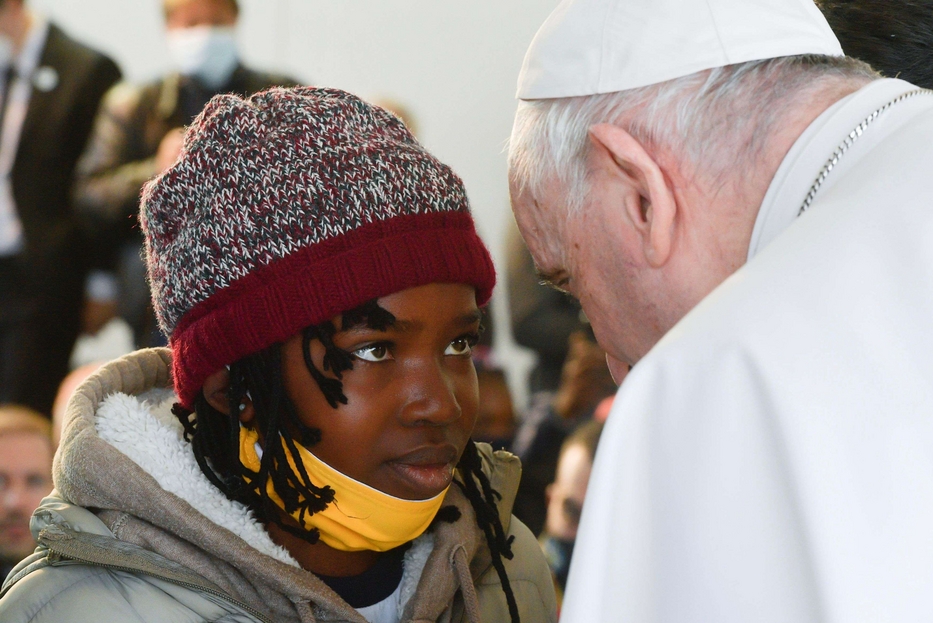 Papa Francesco nell'isola di Lesbo incontra i migranti