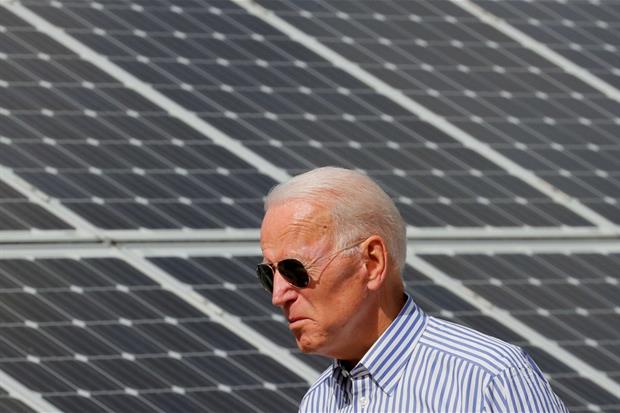 Joe Biden fotografato davanti a pannelli fotovoltaici a Plymouth, nel New Hampshire