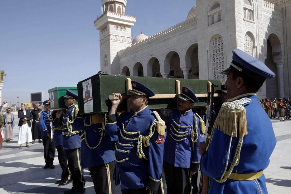 Il funerale di un ufficiale degli Houti a Sanaa, la capitale yemenita