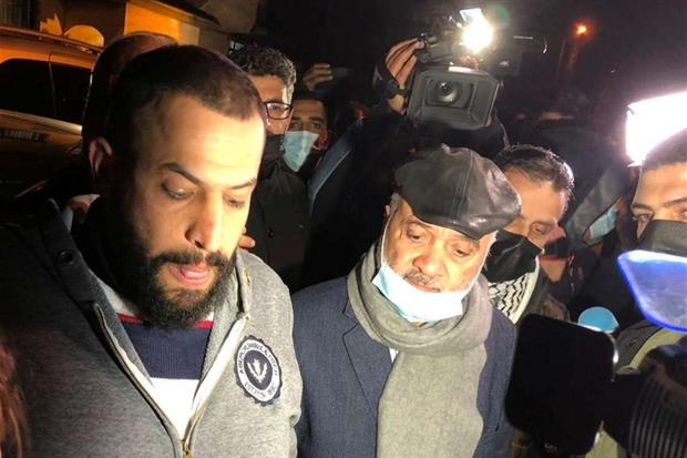 Al centro, con il cappello,Nasser al-Kidwa, nipote di Yasser Arafat e primo nella lista di Marwan Barghouti alle elezioni palestinesi di maggio