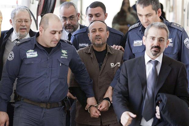 Marwan Barghouti, leader di al-Fatah che sta scontando cinque condanne all'ergastolo per terrorismo in Israele, scortato dalla polizia in Tribunale a Gerusalemme