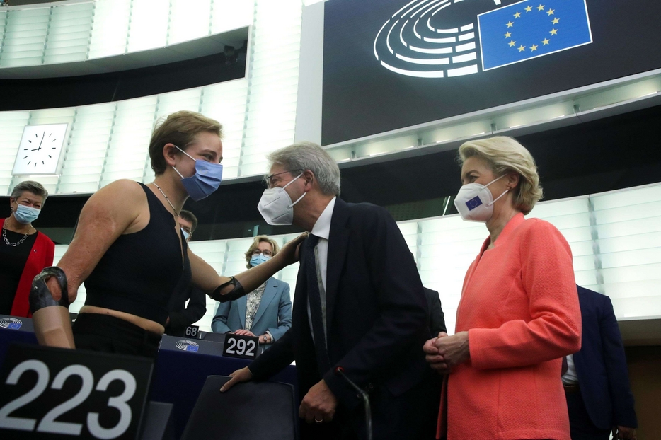 Bebe Vio nell'aula di Strasburgo, salutata dal commissario Gentiloni e dalla presidente Von der Leyen