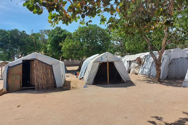I ricoveri fatti di tende e bambù nel campo sfollati di Manono, a Cabo Delgado: difficile viverci sia con l'afa che con le piogge