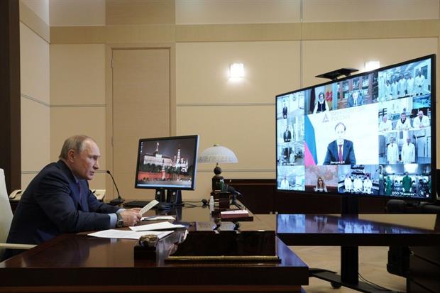 Vladimir Putin durante il meeting di oggi online sulla produzione di vaccini contro il Covid-19