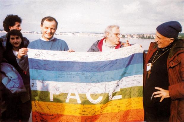 Don Albino Bizzotto dei Beati Costruttori di pace con monsignor Tonino Bello alla marcia per la Pace a Sarajevo nel 1992