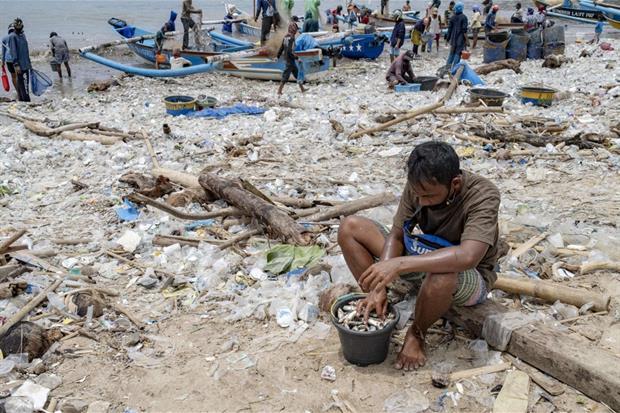 La marea di rifiuti di plastica che periodicamente invade la spiaggia del villaggio di pescatori di Kedonganan, a Bali.