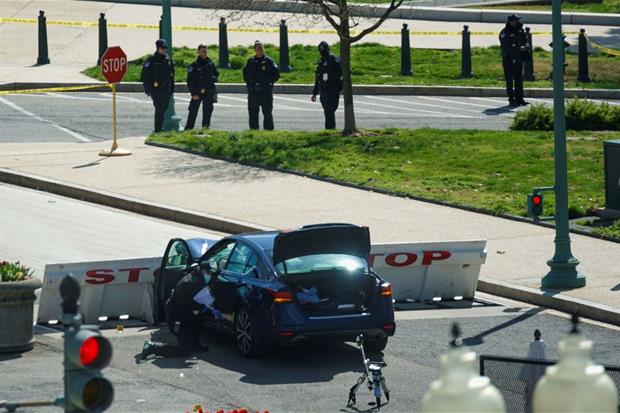 La polizia scientifica setaccia l'auto usata nell'attacco