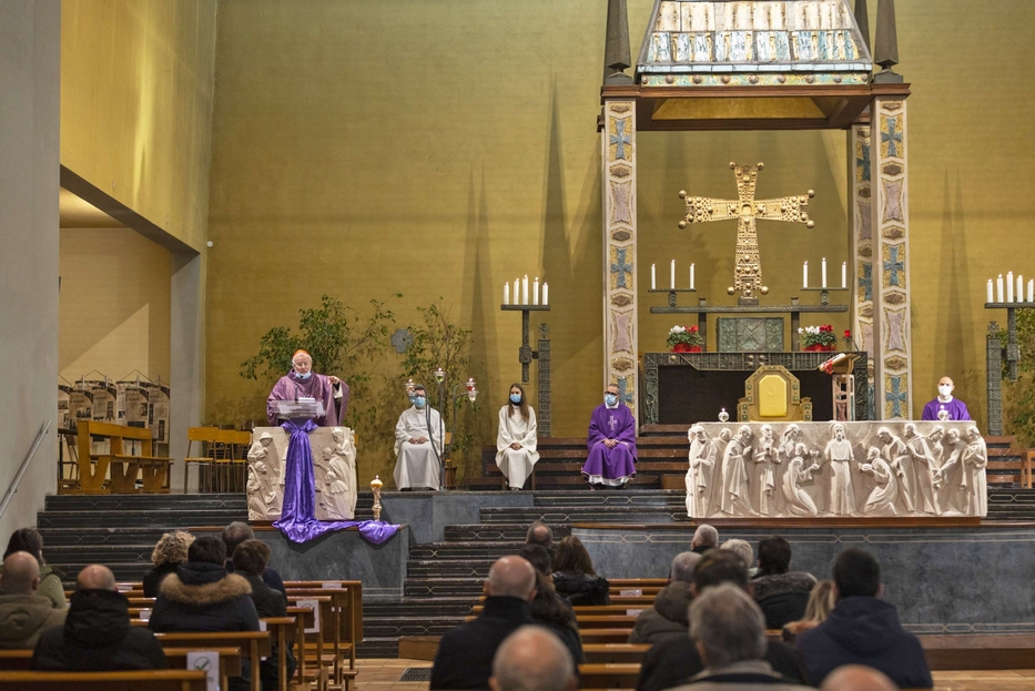 La Messa con il cardinale Bassetti per i giornalisti e il personale di 'Avvenire' nella chiesa di Sant'Angela Merici a Milano