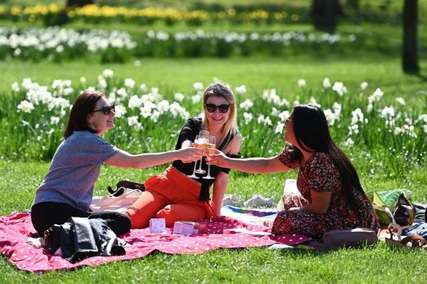 Un gruppo di amiche riunite a St.James's Park, Londra