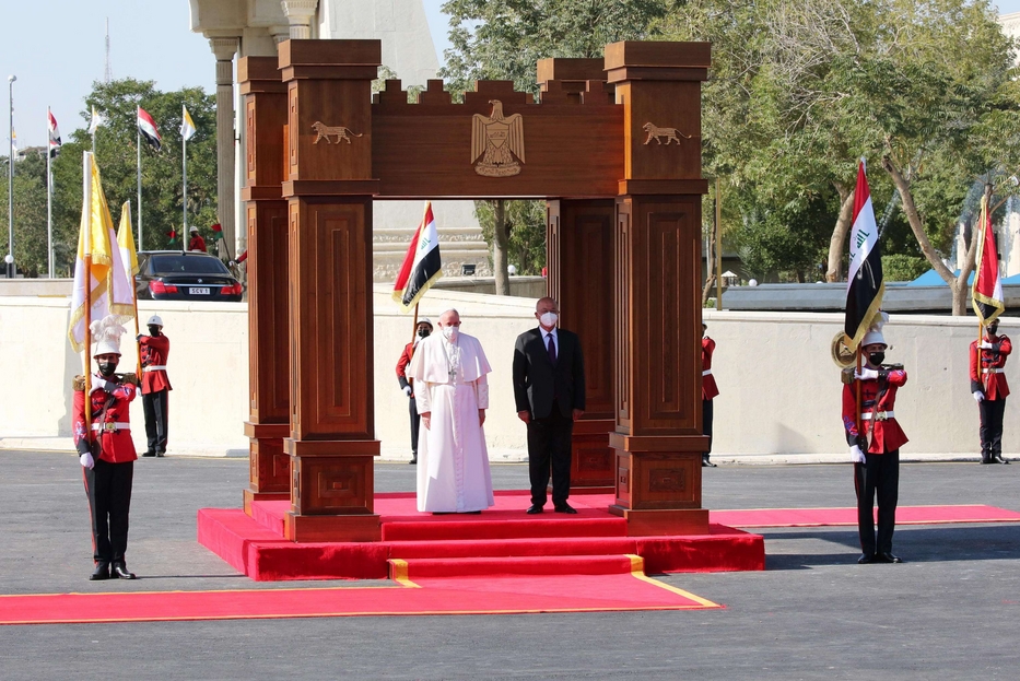 Papa Francesco e Barham Ahmed Salih Qassim, attuale presidente dell’Iraq. In seguito Francesco ha pronunciato il suo primo discorso ufficiale alle autorità civili, al corpo diplomatico e alla società civile in terra irachena