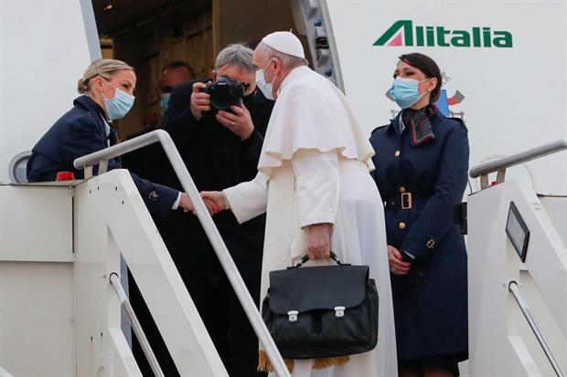 Il Papa in partenza da Fiumicino per l'Iraq. Qui, il breve saluto all'equipaggio di undici persone, composto da tre piloti e otto assistenti di volo coordinati dal comandante Alberto Colautti.