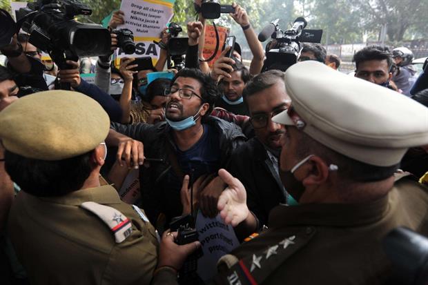 Manifestanti chiedono la liberazione di Disha Ravi