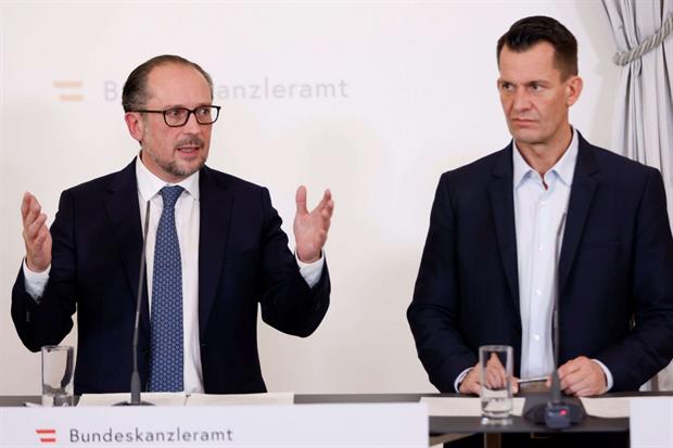 Il cancelliere austriaco Alexander Schallenberg e il ministro della salute austriaco Wolfgang Mueckstein nella conferenza stampa in cui hanno annunciato l'imminente lockdown per l'Austria: si inizia da lunedì 22 novembre