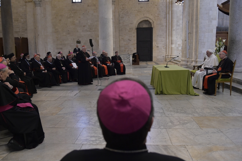 Papa Francesco a Bari nel 2020 durante l'incontro per la pace dei vescovi del Mediterraneo