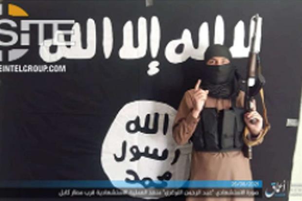 Un fermo immagine del video di rivendicazione del Daesh-Isis: l'uomo è uno degli attentatori