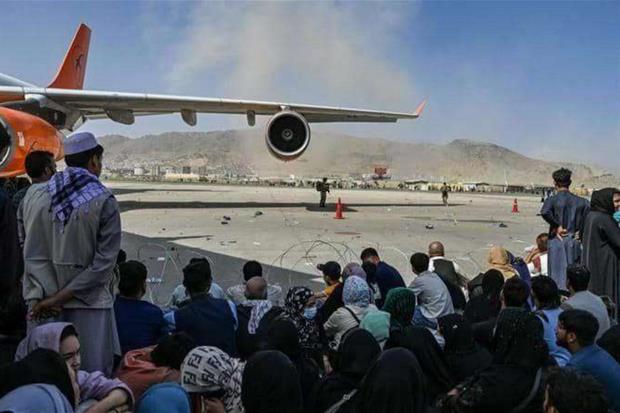 Il fumo dell'esplosione visto dall'interno dell'aeroporto di Kabul