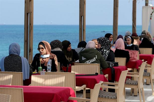 Donne palestinesi in un caffè sulla spiaggia di Gaza City. La situazione pandemica nell'enclave è relativamente sotto controllo, ma va stabilizzata