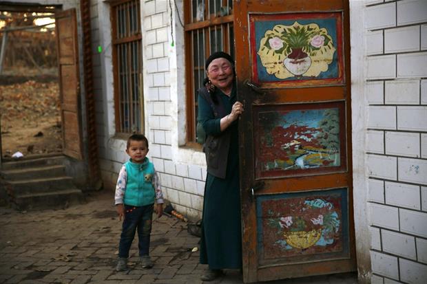 Una donna con il nipote a Turpan nello Xinjiang