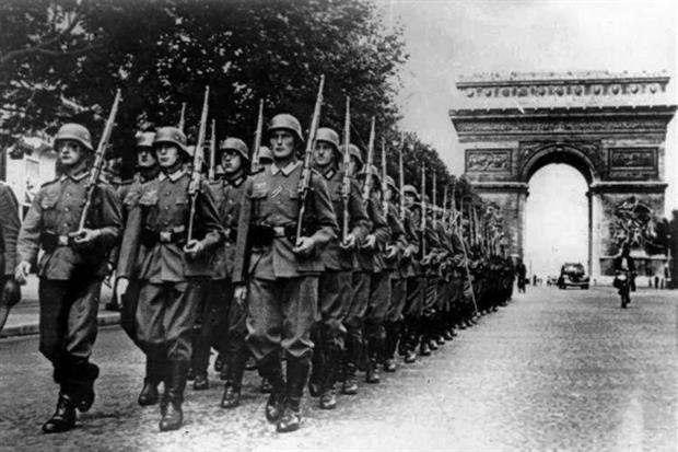 L'ingresso delle truppe tedesche a Parigi nel 1940: gli Champs-Élysées e sullo sfondo l'Arco di Trionfo