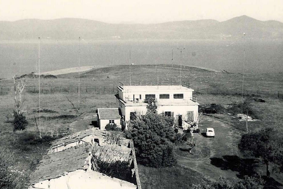 Palazzina radiotrasmittente. Tra la fine degli anni '60 e l'inizio degli anni '70 ospiterà l'officina e gli strumenti per la misura dell'ozono