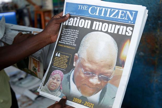 L'immagine del presidente della Tanzania John Magufuli sui giornali di oggi