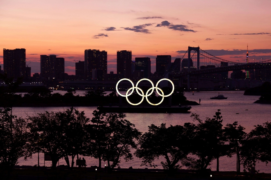Lo skyline di Tokyo con i cerchi olimpici
