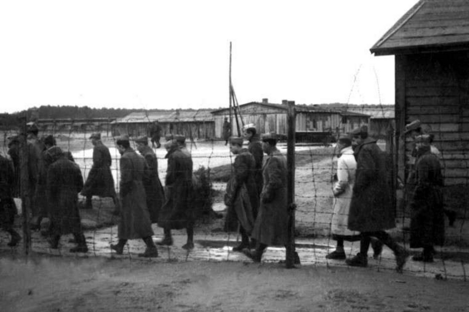 Un gruppo di IMI in un campo di prigionia