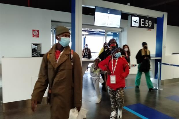L'ingresso in aeroporto dei profughi dal Niger accolti dagli operatori di Caritas italiana