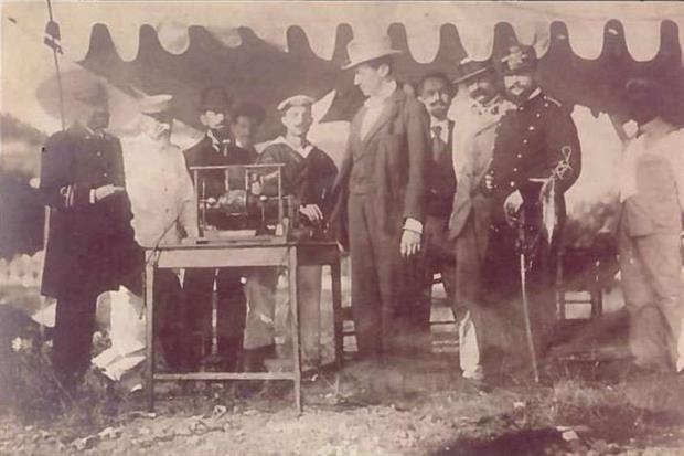 Guglielmo Marconi durante le sperimentazioni. Accanto il marinaio telegrafista Mario Gaetano Da Pozzo che conservò i nastri telegrafici