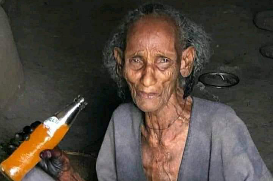 Una donna anziana dopo diversi giorni senza cibo riceve una bevanda