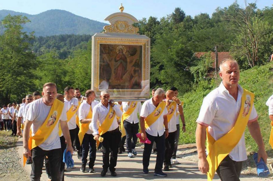 Una processione mariana nell'arcidiocesi di Sarajevo