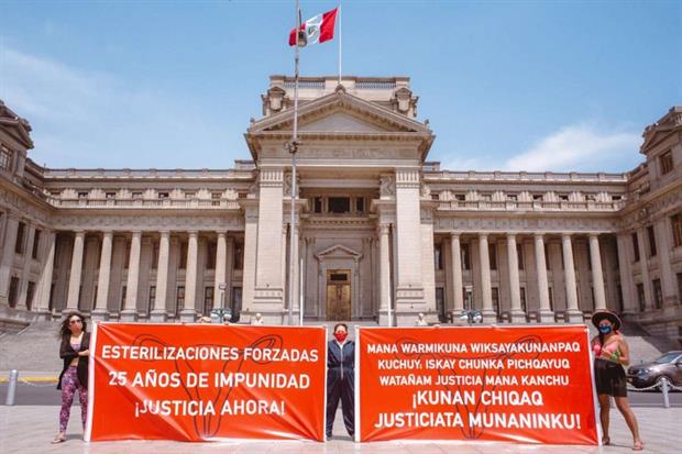 Manifestazioni davanti al Tribunale di Lima