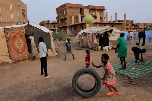 Bambini rifugiati giocano tra le baracche