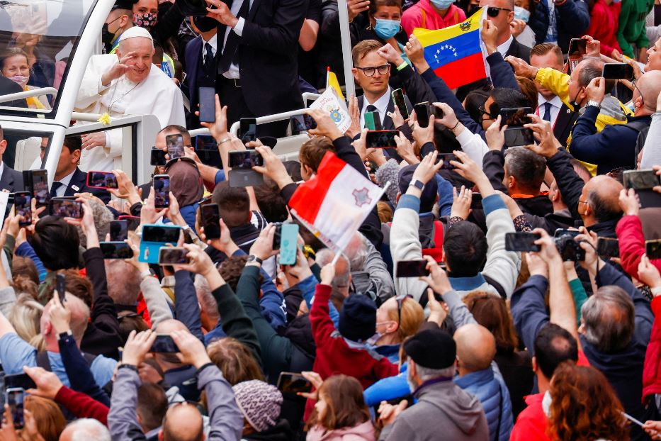 Il Papa saluta i fedeli