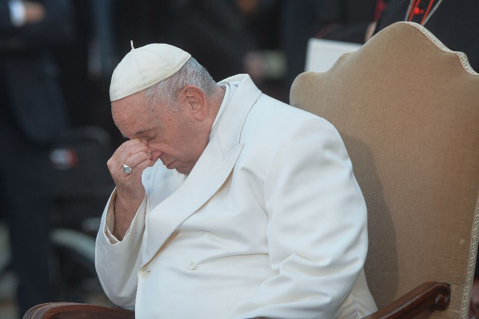 Le lacrime del Papa in piazza di Spagna lo scorso 8 dicembre durante l'atto di devozione alla Madonna
