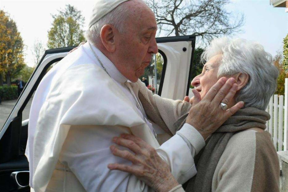 Il Papa abbraccia la cugina Carla Rabezzana
