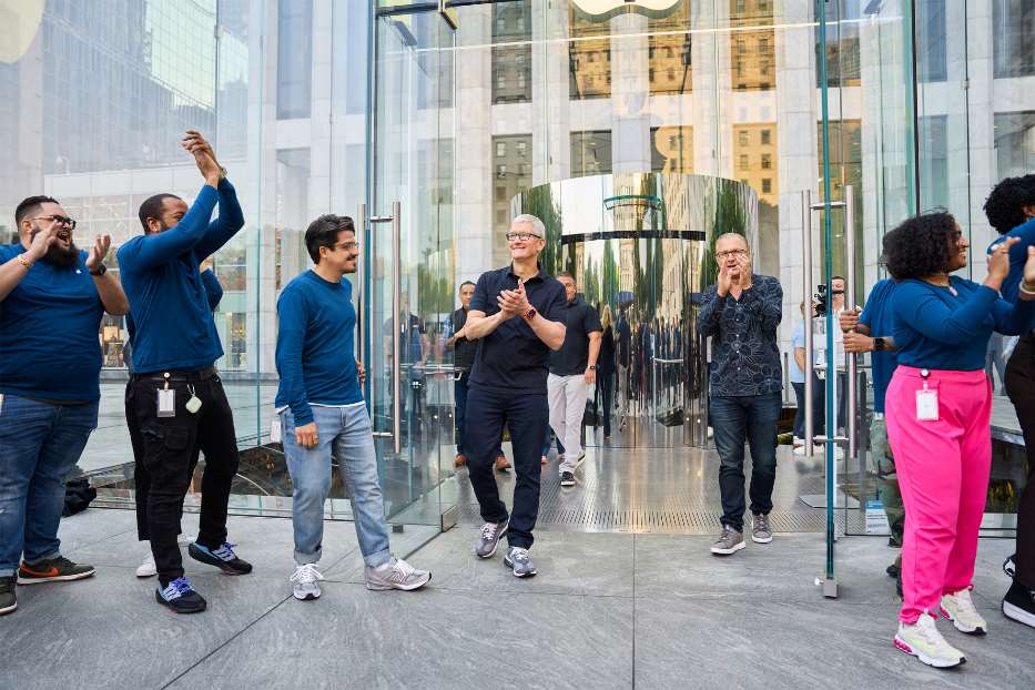 Tim Cook, ceo di Apple, al negozio Apple di New York saluta dipendenti e clienti nel primo giorno di vendite dell'iPhone 14, lo scorso 16 settembre