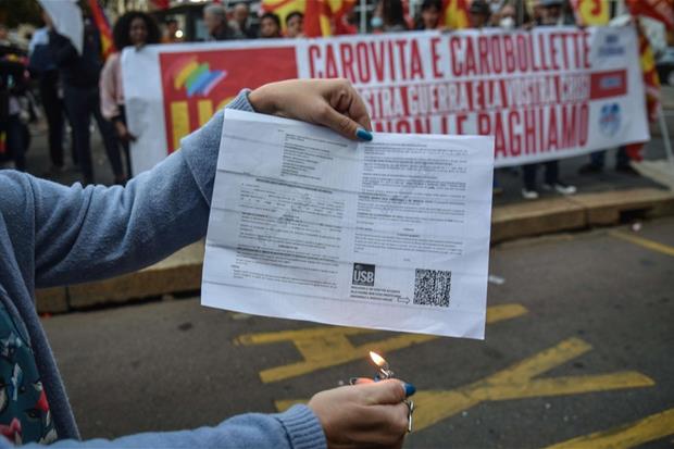 Proteste contro il caro bollette sotto la sede dell'Arera a Milano