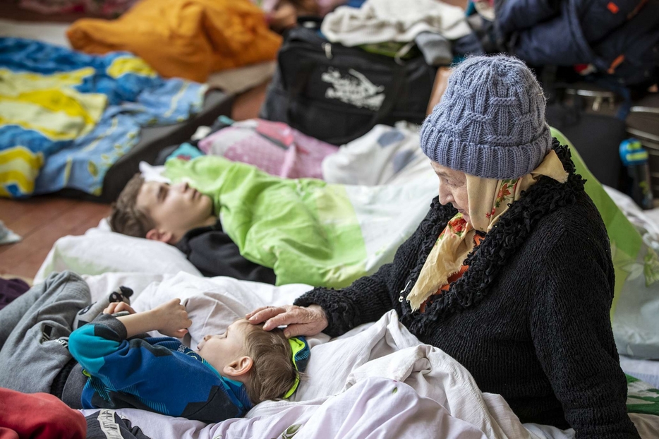 Madre e figlio ucraini raggiungono un centro di transito a Leopoli