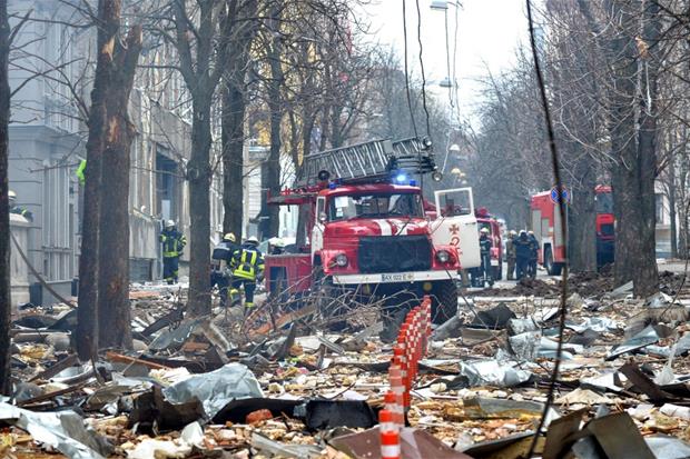 Mezzi di soccorso in azione dopo i bombardamenti su Kharkiv, 2 marzo