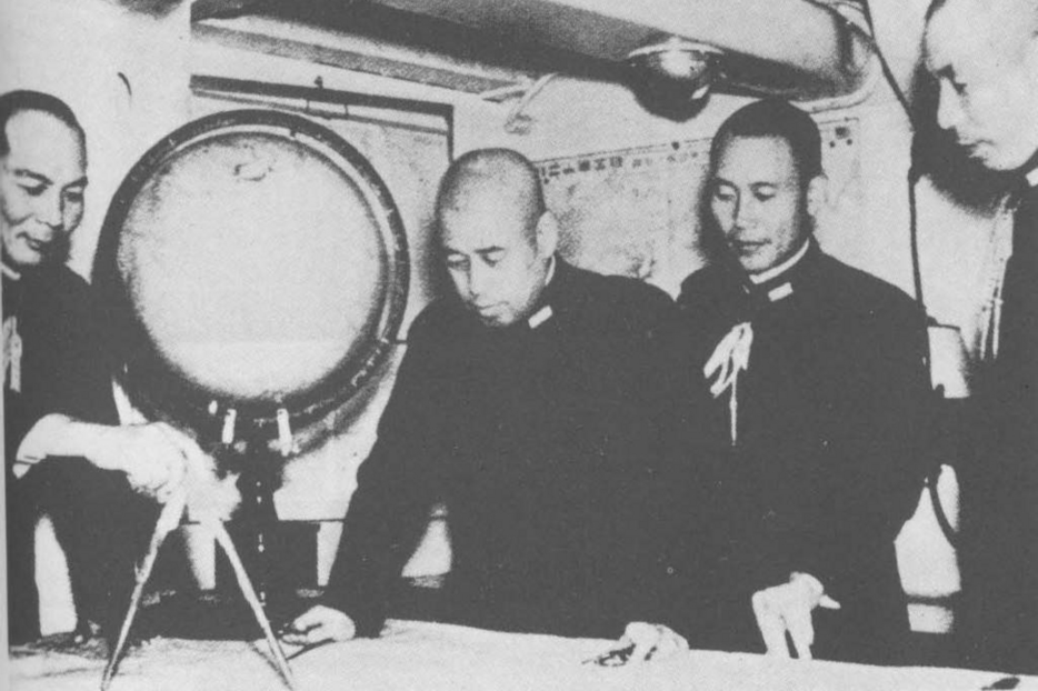 L'ammiraglio Yamamoto (al centro) attorniato da alcuni dei suoi collaboratori: da sinistra, gli ufficiali Ugaki, S. Fuji e Y. Watanabe
