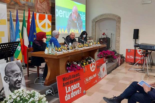 Il dibattito pubblico avvenuto ieri ad Assisi, con la partecipazione, tra gli altri, di Flavio Lotti (Tavola della pace) e Marco Tarquinio, direttore di 'Avvenire'