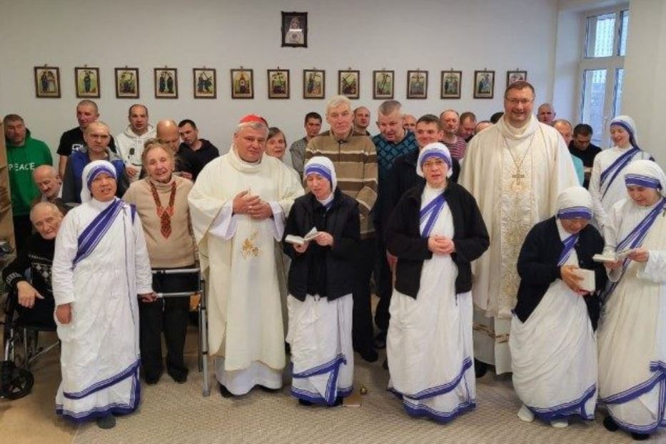 Il cardinale Konrad Krajewski a Kiev con le suore di Madre Teresa, le Missionarie della Carità