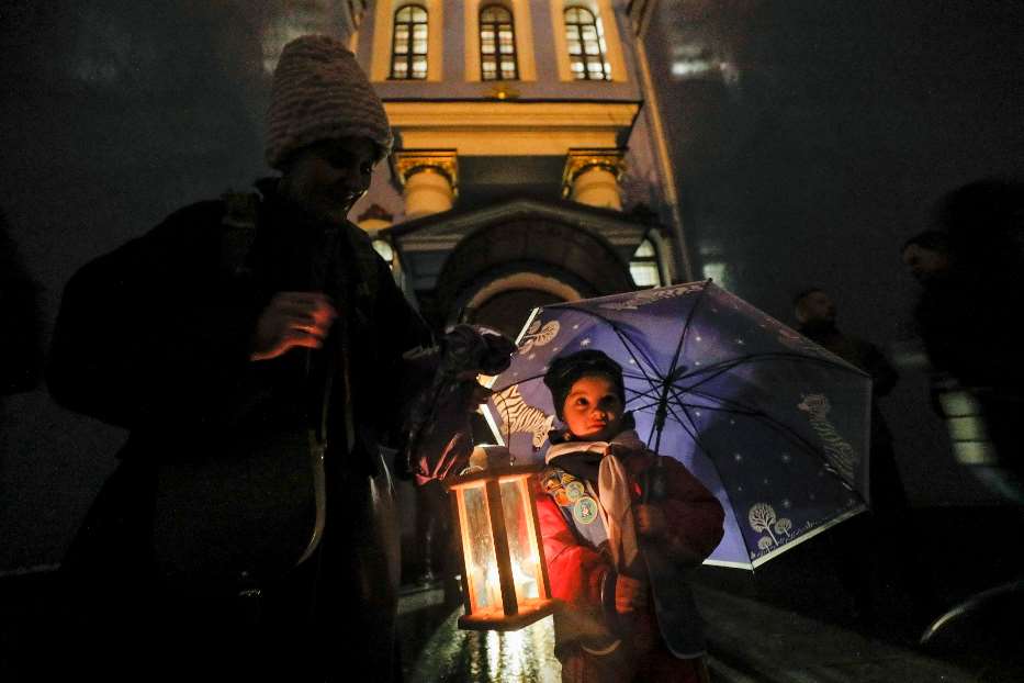 A Kiev una famiglia porta a casa la Luce di Betlemme